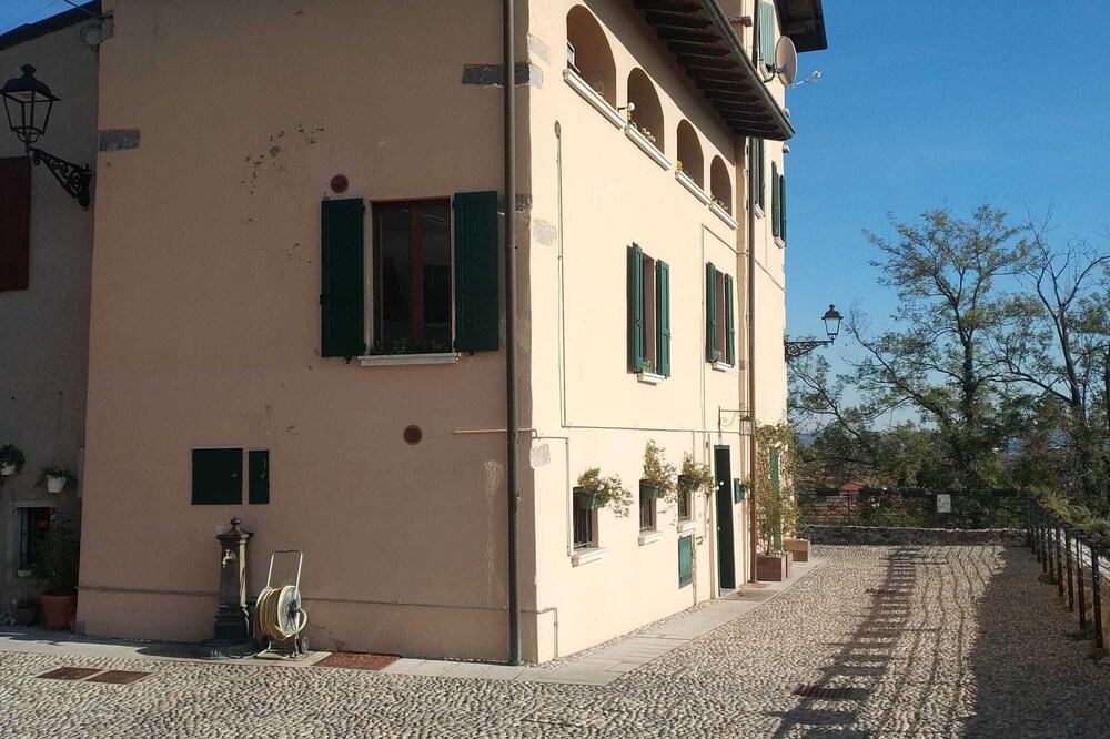 "Sunset in the Castle", three-room apartment near Lake Garda