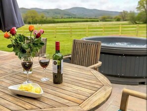 Outdoor dining - Tree House, Luxury Country House, Hot Tub, Malvern, Sleeps 6+ Award Winning :)A+ (Malvern)