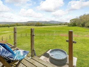 Property grounds - Tree House, Luxury Country House, Hot Tub, Malvern, Sleeps 6+ Award Winning :)A+ (Malvern)