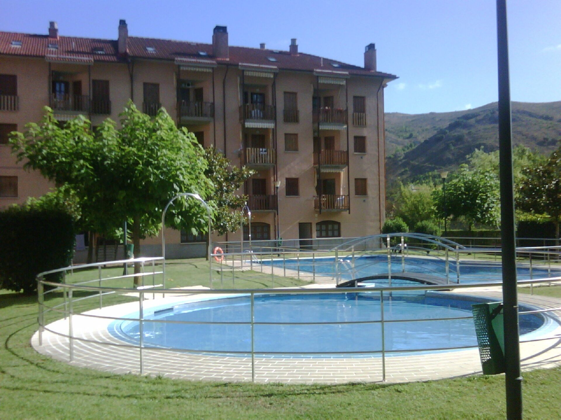 Apartment in Ezcaray, with pool, garden and next to the river.