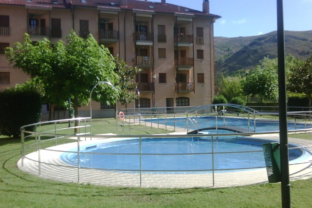 Apartment in Ezcaray, with pool, garden and next to the river.