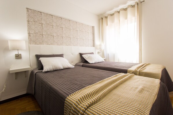 4 bedrooms, iron/ironing board, internet, bed sheets
