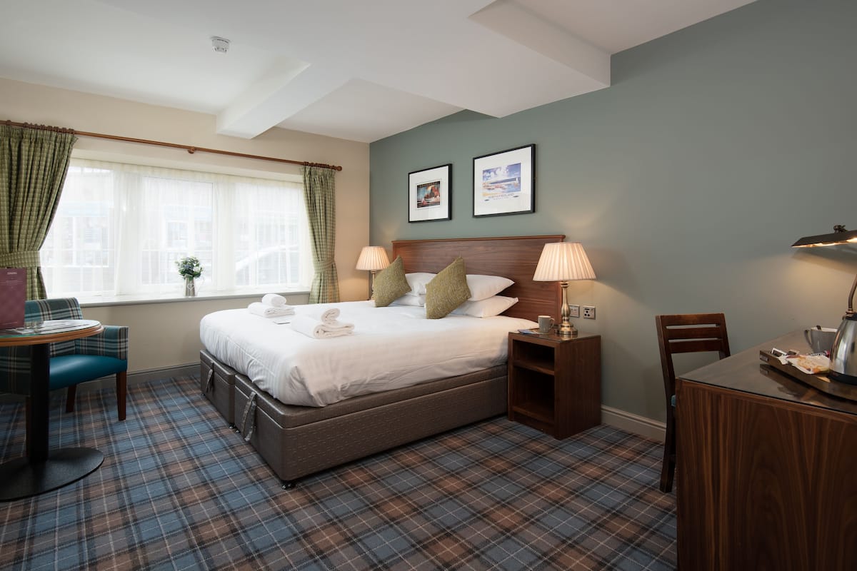 In-room safe, desk, iron/ironing board, bed sheets