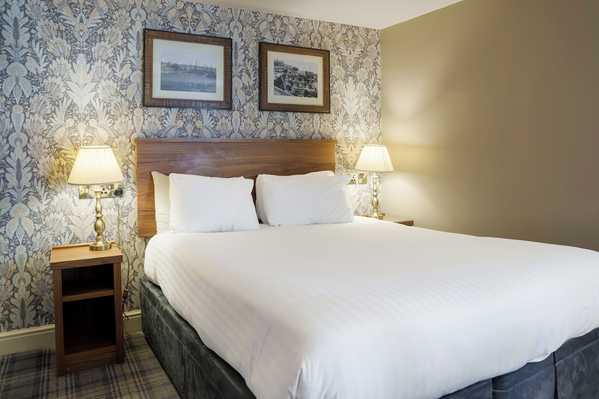 Annex Budget Double Room | In-room safe, desk, iron/ironing board, bed sheets