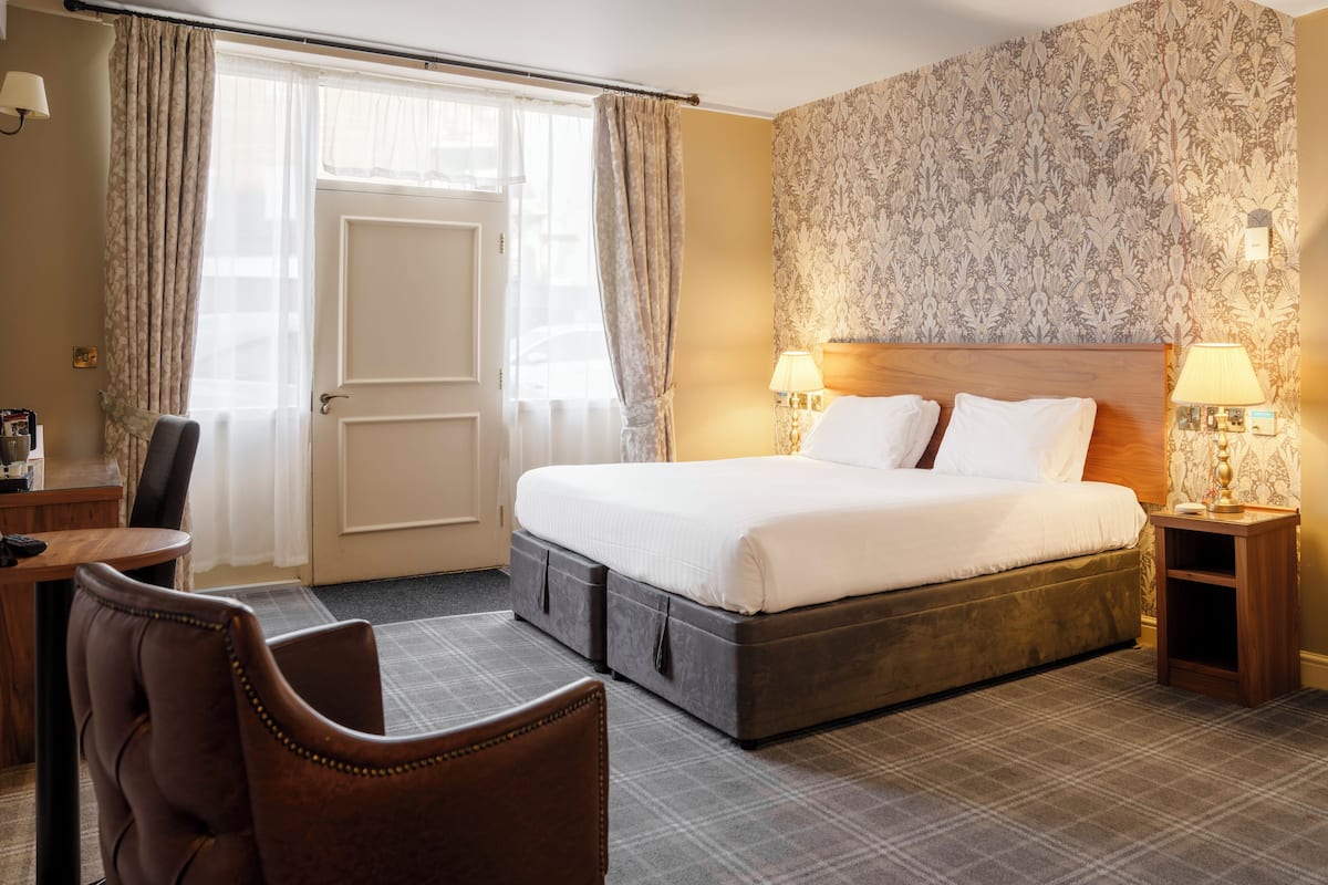 Accessible Double or Twin Room | In-room safe, desk, iron/ironing board, bed sheets