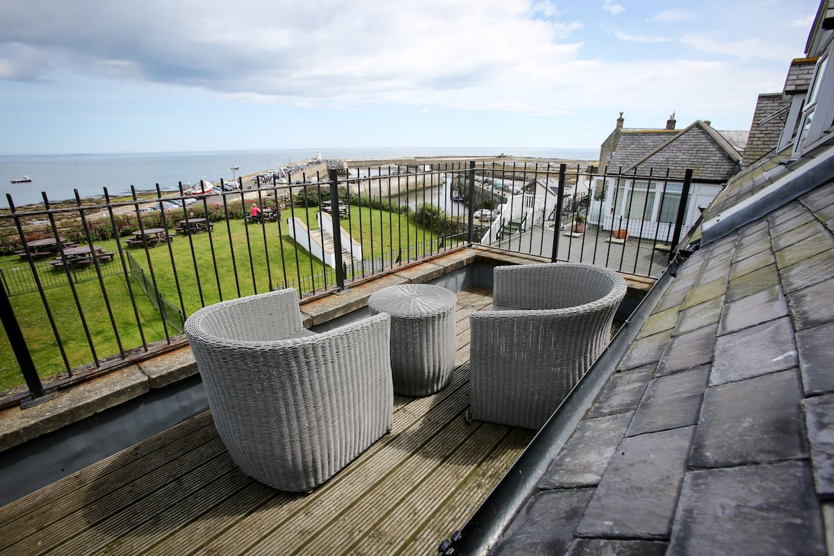 Superior Balcony Room | In-room safe, desk, iron/ironing board, bed sheets