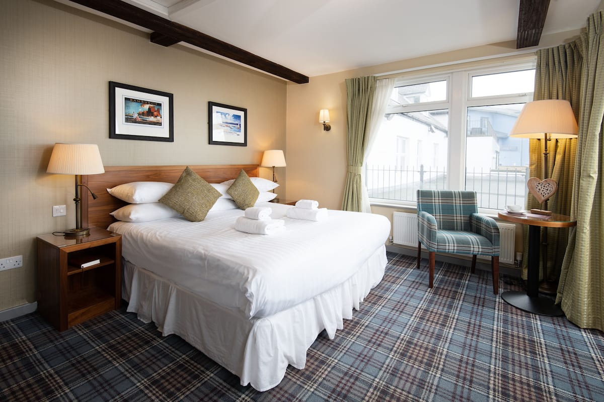 In-room safe, desk, iron/ironing board, bed sheets