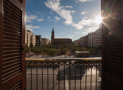 Nice apartment for 4 people in the centre near the beach.  WI-FI and AC.