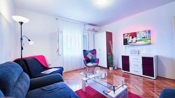 TV connectée, lecteur de DVD, livres, chaîne hi-fi