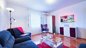 Smart-tv, dvd-spelare, böcker och en stereo