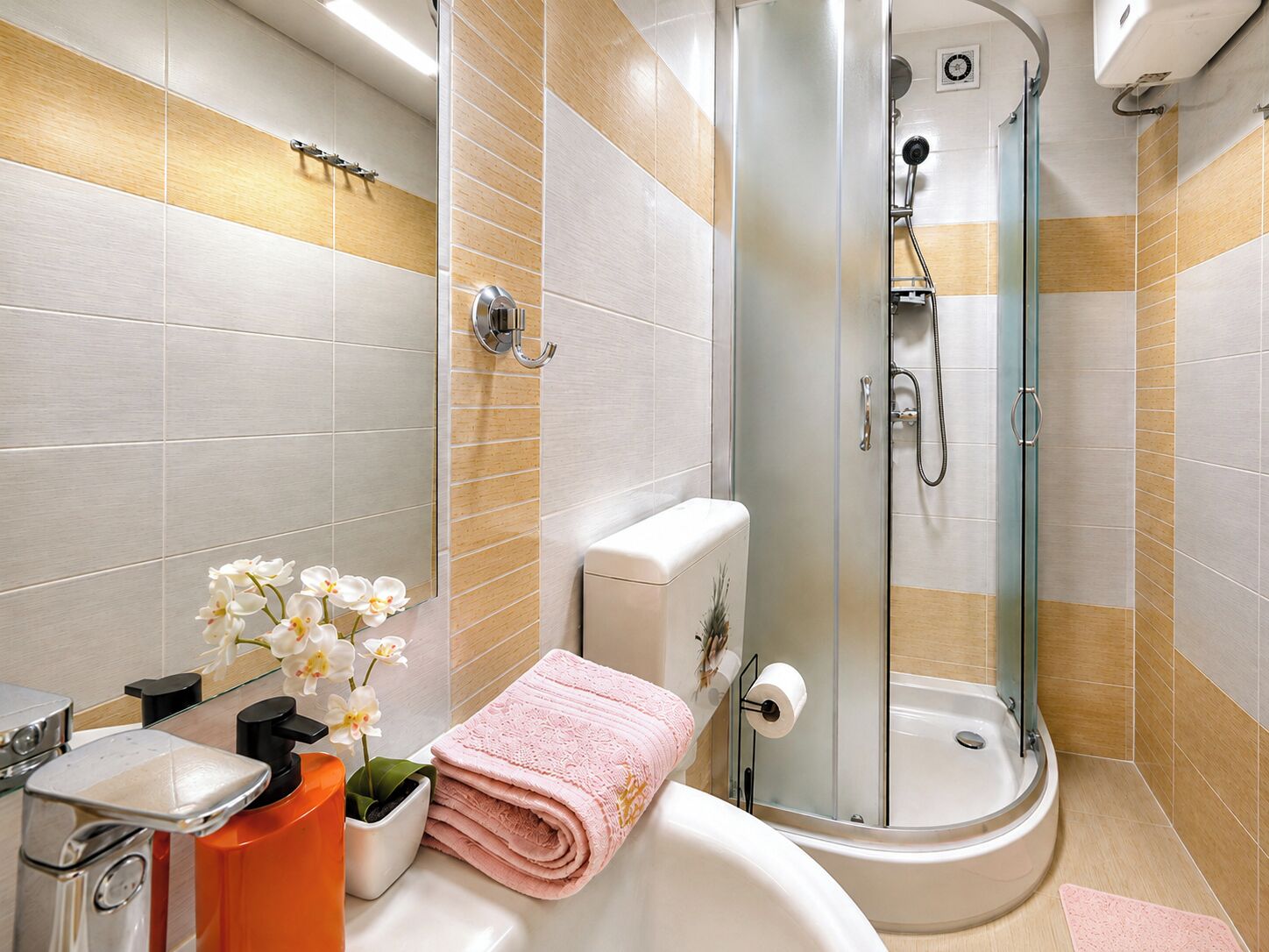 Combined shower/bathtub, eco-friendly toiletries, hair dryer, towels