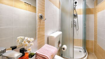 Combined shower/bathtub, eco-friendly toiletries, hair dryer, towels