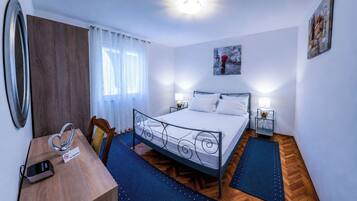 2 bedrooms, in-room safe, desk, iron/ironing board