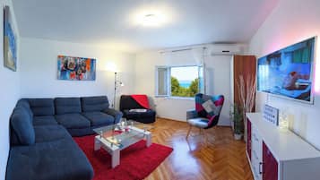 Smart TV, DVD player, stereo