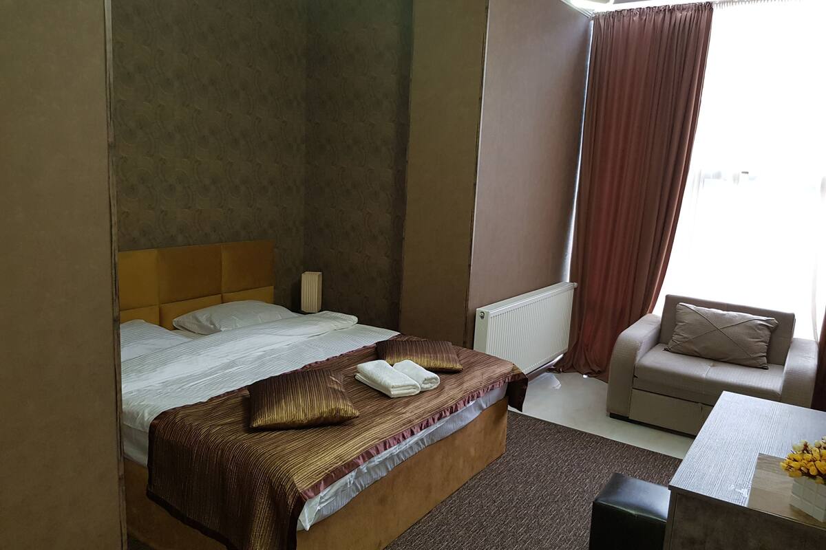 Family Room | Iron/ironing board, free WiFi