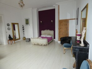 10 bedrooms, iron/ironing board, WiFi, bed sheets