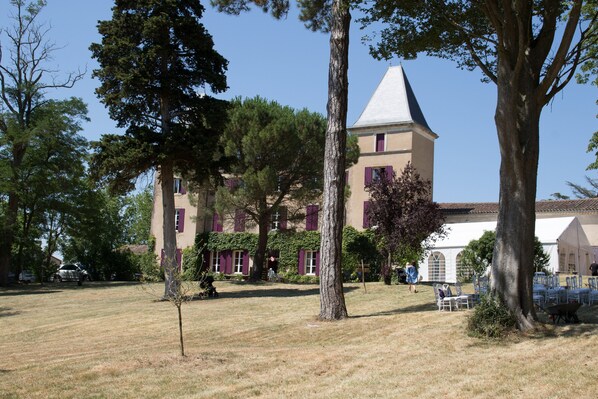Exterior - A stunning 1800 Castle near Carcassonne, Mirepoix. Large pool with diving board. (Pech-Luna)
