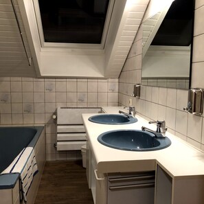 Family Apartment, Garden View | Bathroom