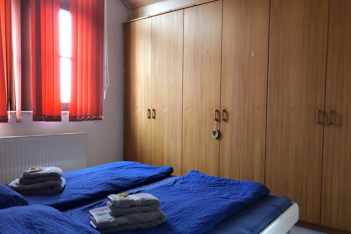 Apartamento empresarial, vista para o jardim | Ferros/tábuas de passar roupa, Wi-Fi de cortesia, roupa de cama