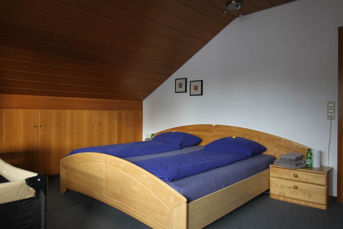 Apartamento família, vista para o jardim | Ferros/tábuas de passar roupa, Wi-Fi de cortesia, roupa de cama