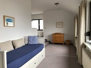 Business Apartment, Garden View | Living room