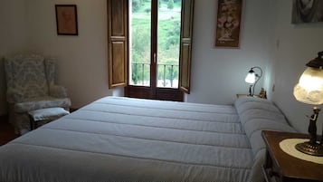 5 chambres, fer et planche à repasser, Wi-Fi, draps fournis