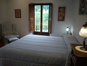 5 bedrooms, iron/ironing board, WiFi, bed sheets