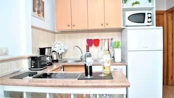 Een koelkast, een magnetron, een kookplaat