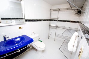 Superior-Doppelzimmer | Badezimmer | Dusche, kostenlose Toilettenartikel