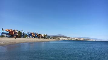 Playa en los alrededores, camastros y toallas de playa
