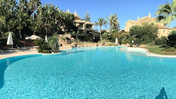 Alberca techada y alberca al aire libre