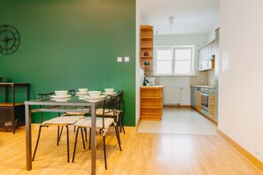 Comfort Apartment, Multiple Beds, Non Smoking, Courtyard View | In-room dining