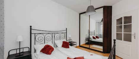 Departamento Confort, varias camas, para no fumadores, vista al patio | 2 habitaciones, ropa de cama de alta calidad y escritorio