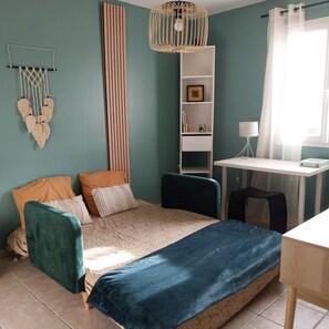 4 bedrooms, desk, iron/ironing board, travel cot