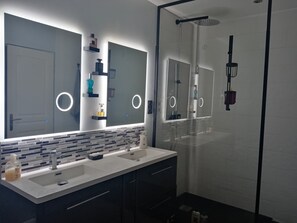 Badewanne, Haartrockner, Handtücher, Seife