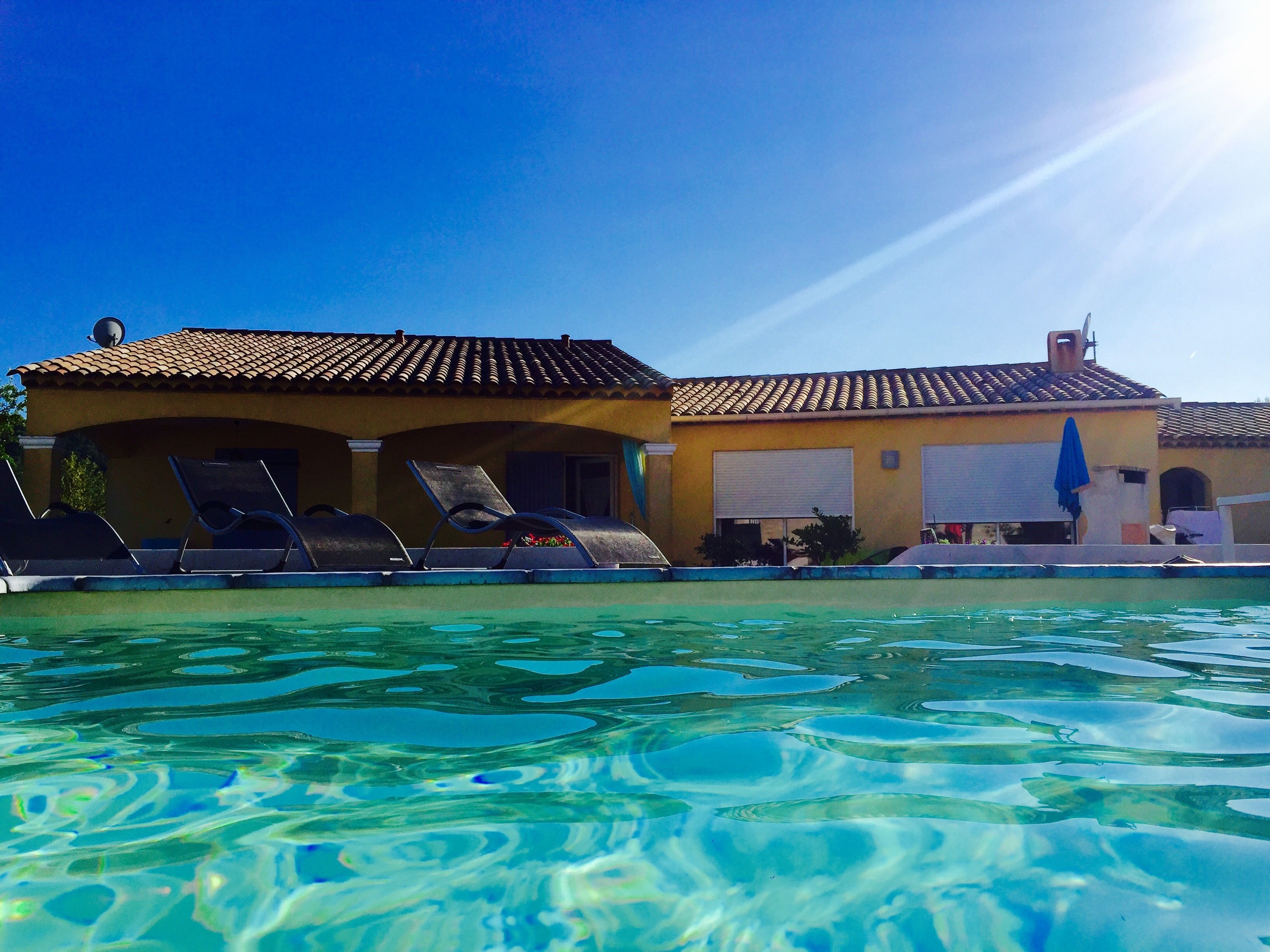 حمّام سباحة خارجي، حمّام سباحة مُدفَّأ