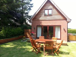 Outdoor dining - Rural Location with countryside views, centrally placed to explore North Norfolk (North Walsham)