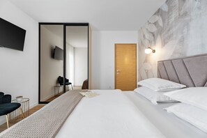 2 Schlafzimmer, Zimmersafe, Schreibtisch, Bügeleisen/Bügelbrett