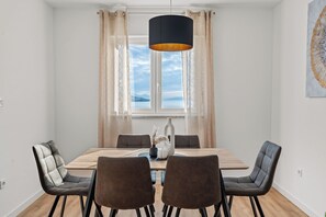 Dining - Apartment Bakota with panoramic sea view, only 200m from the sea (Duće)