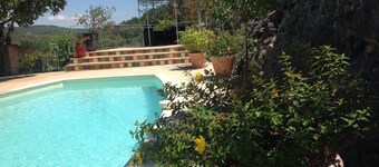T1 encantador clasificado *** en la planta baja de la villa con jardín y piscina, acceso privado al lago