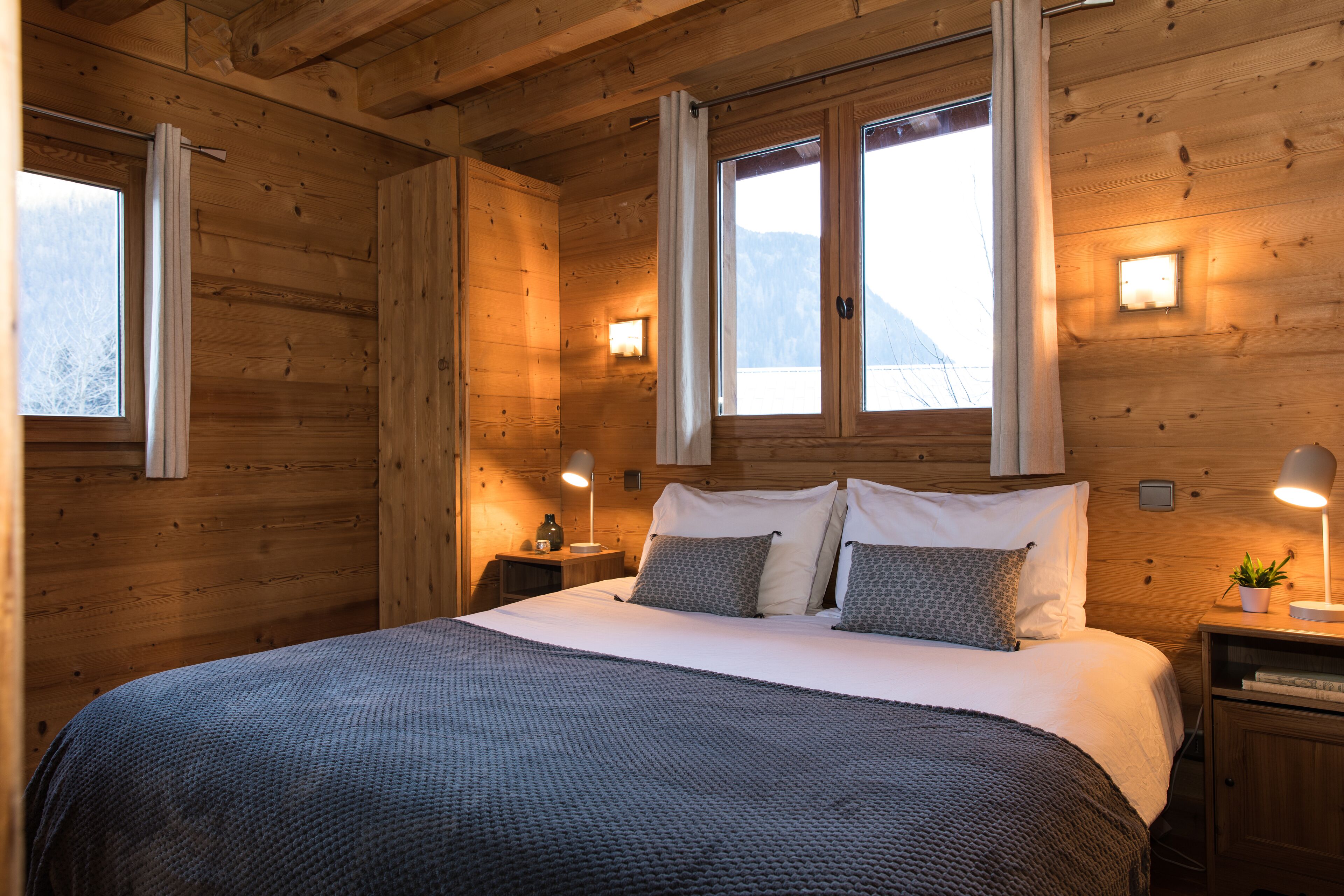 4 slaapkamers, een strijkplank/strijkijzer, reisbedje, gratis wifi