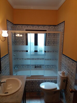 Combined shower/tub, hair dryer, towels, soap - Stylish townhouse with superb views, elegant courtyard, pool and large terraces (Alora)
