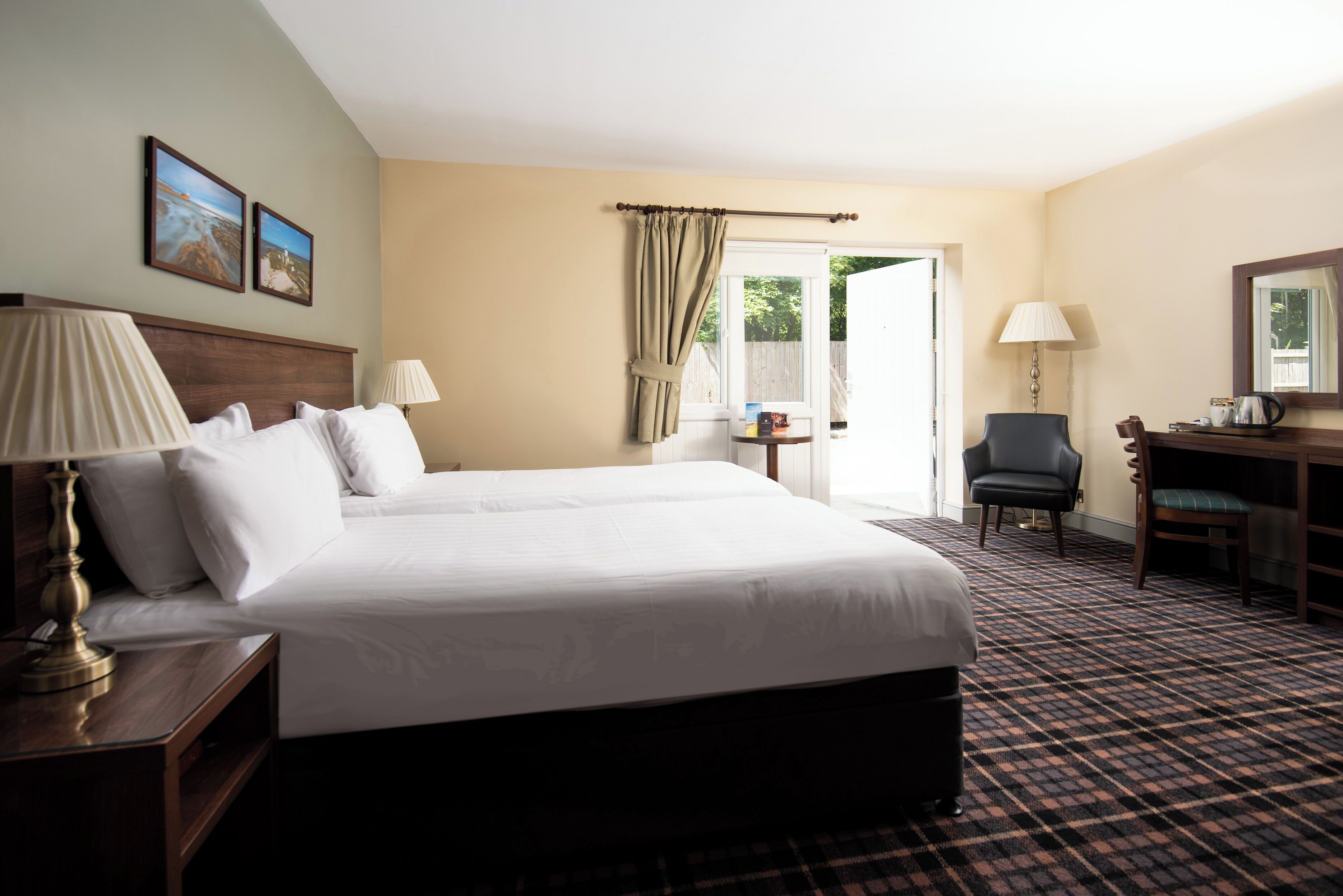 standard double or twin room with external door | 1 bedroom, in-room safe, desk, iron/ironing board