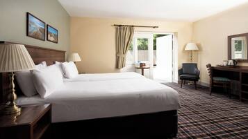 Standard Double or Twin Room with External Door | In-room safe, desk, iron/ironing board, free WiFi