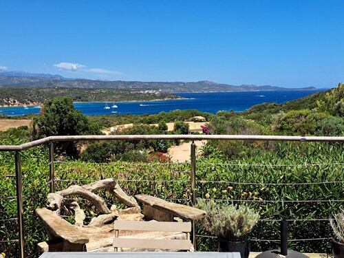 Très belle maison contemporaine avec magnifique vue mer et piscine.