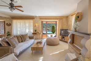 Smart TV, fireplace