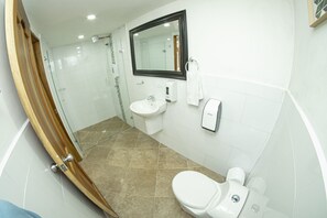 Shower, free toiletries, towels - Mansion by Bernalo Hotels (Guatapé)