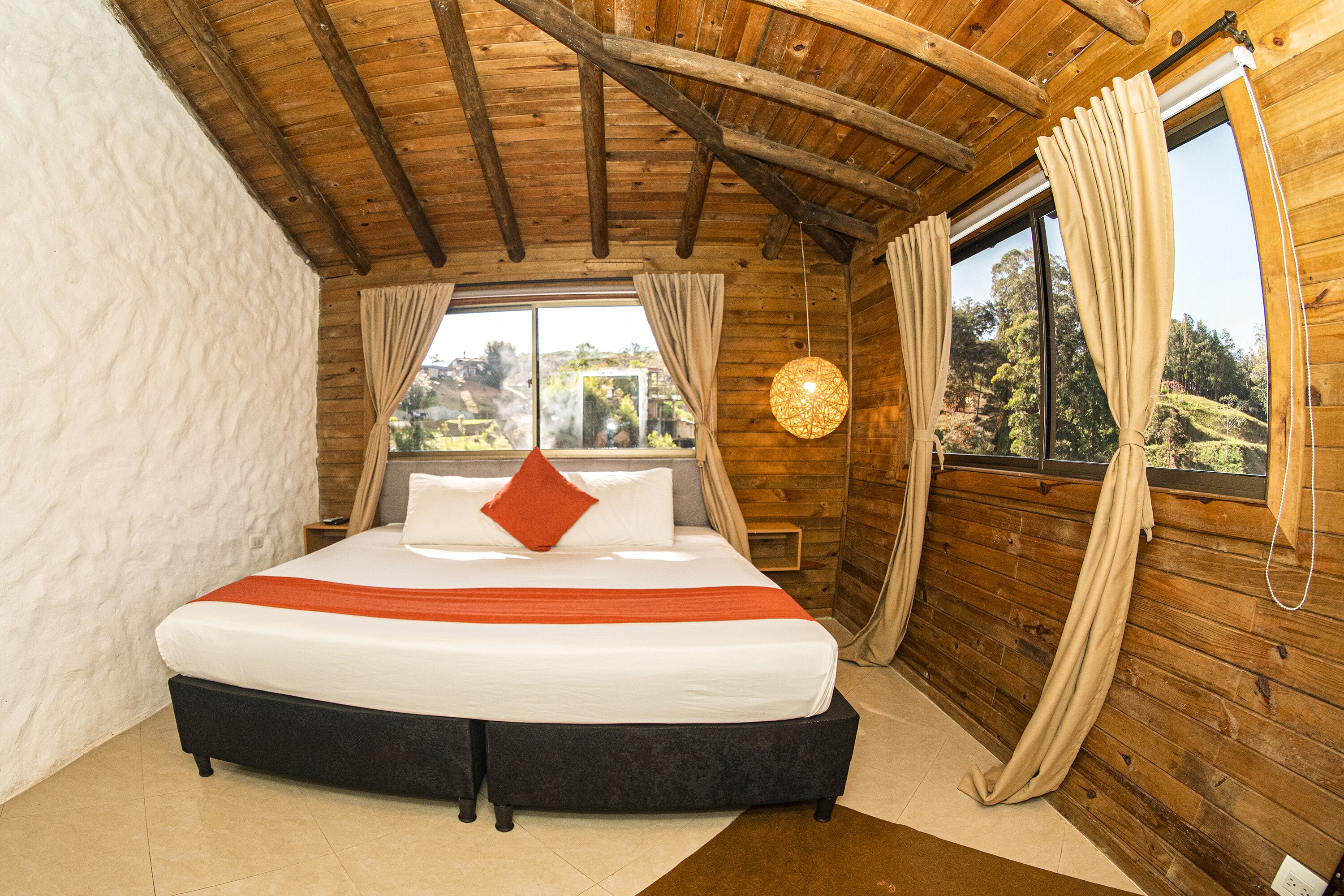 高級雙人房 | 迷你吧、免費無線上網、床單