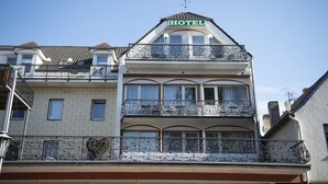 Un hotel con un llamativo letrero que dice 