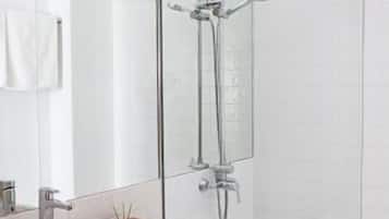 Douche, sĂšche-cheveux, serviettes fournies, savon